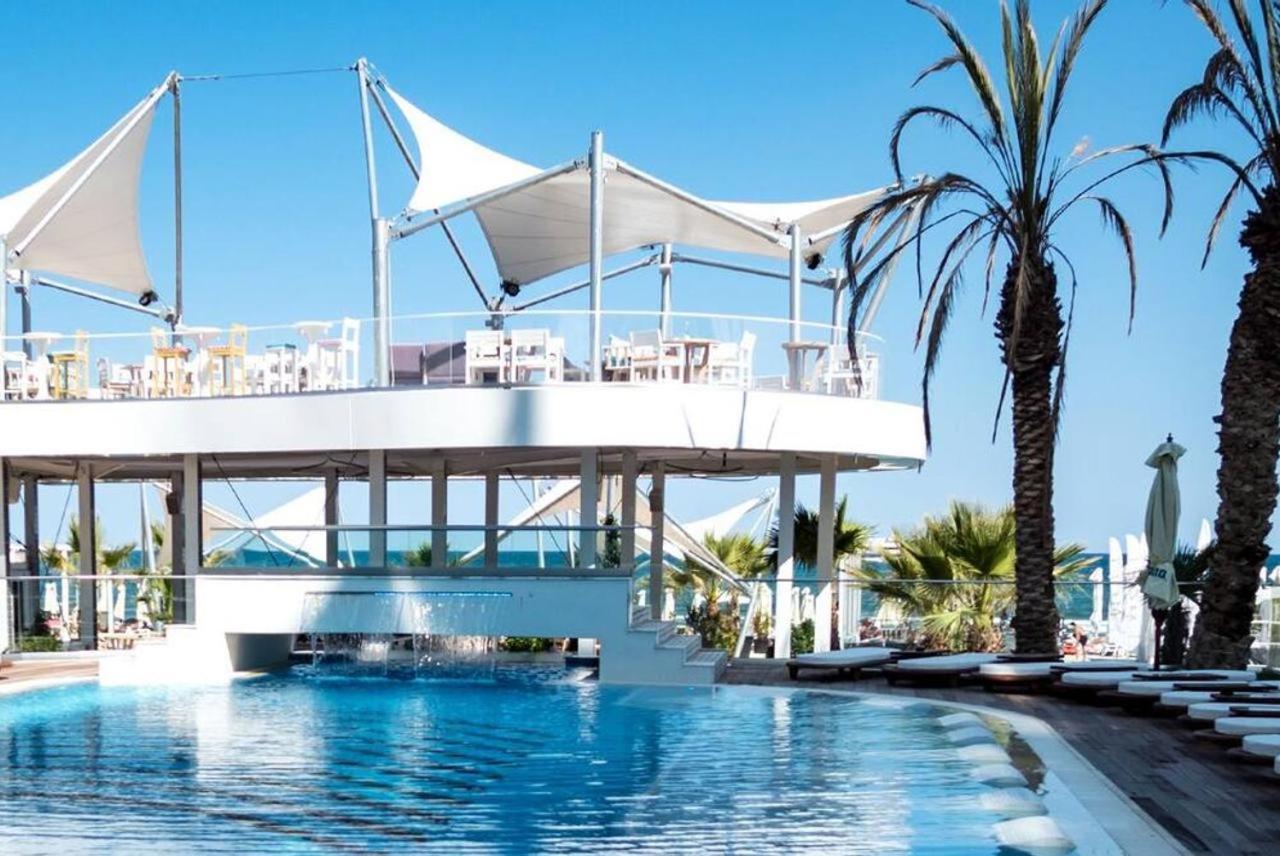 White Tower Mamaia Prestige Apartments Phòng bức ảnh